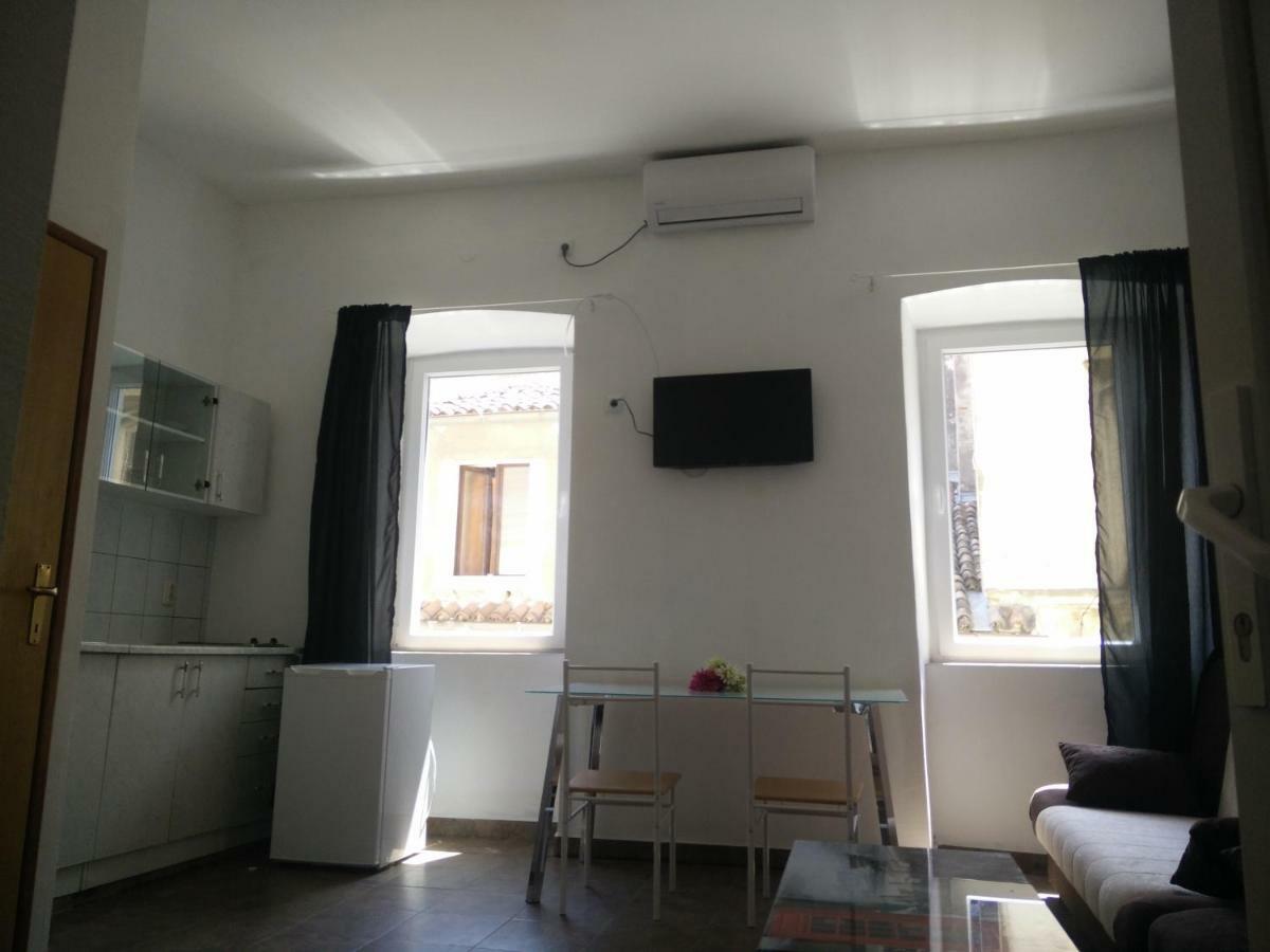 Dejan Apartment 2-Top Centar-Old Town Studio Pula Exterior photo